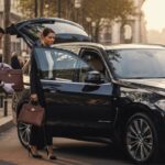 Auto NCC in sosta davanti a negozi di lusso per tour di shopping a Milano